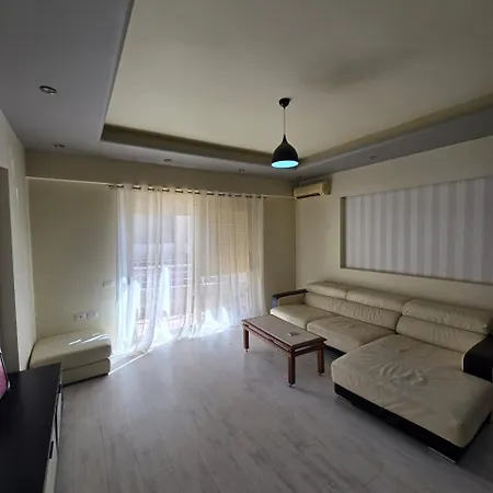 By Office アパート Vlorë