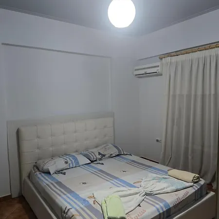 By Office アパート Vlorë